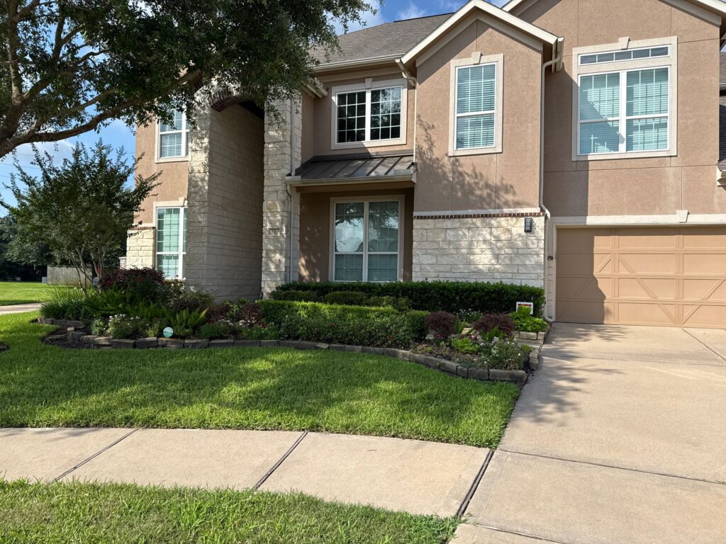 Green Lawn and bug free home, post-service for perimeter pest control and lawn fertilization