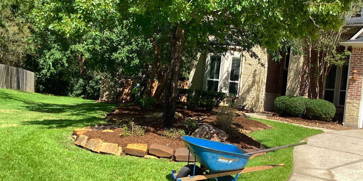 Fall mulch install by GreenGate Turf & Pest
